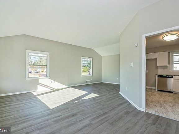3rd image of 18 Longwood Dr