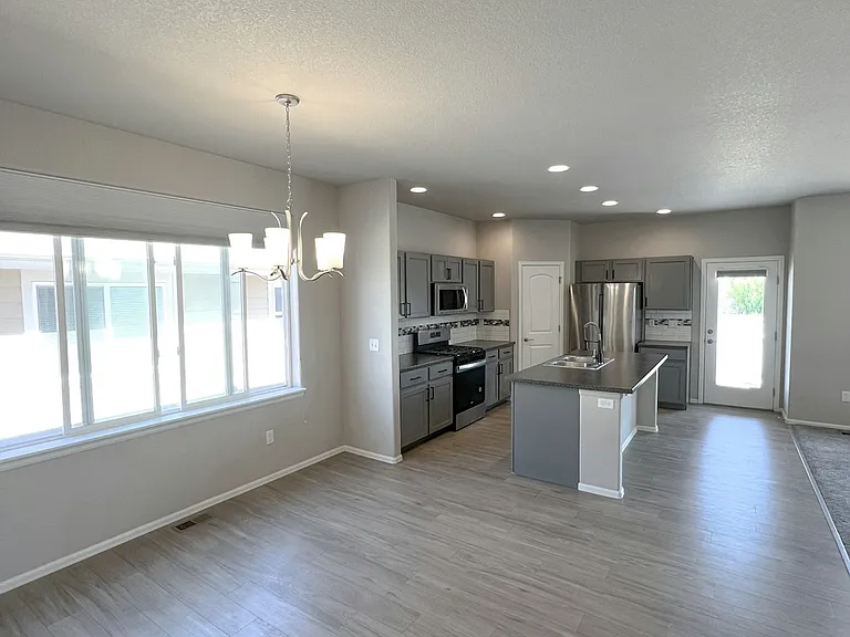2618 Emerald St — Photo 20