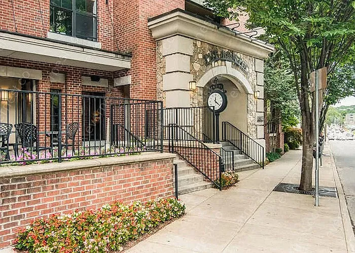 1 bed, 1.0 bath, 867 sqft, $1,995 — Photo 2
