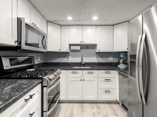 57 Broadlawn Park APT 10, Chestnut Hill, MA 02467