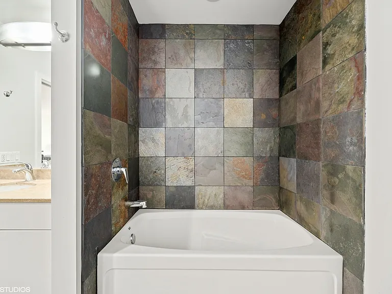 125 S Green St #1002A — Photo 11