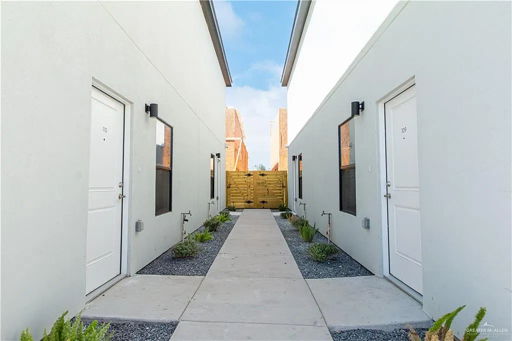 3 bed, 3.0 bath, 1376 sqft, $1,950 — Photo 2