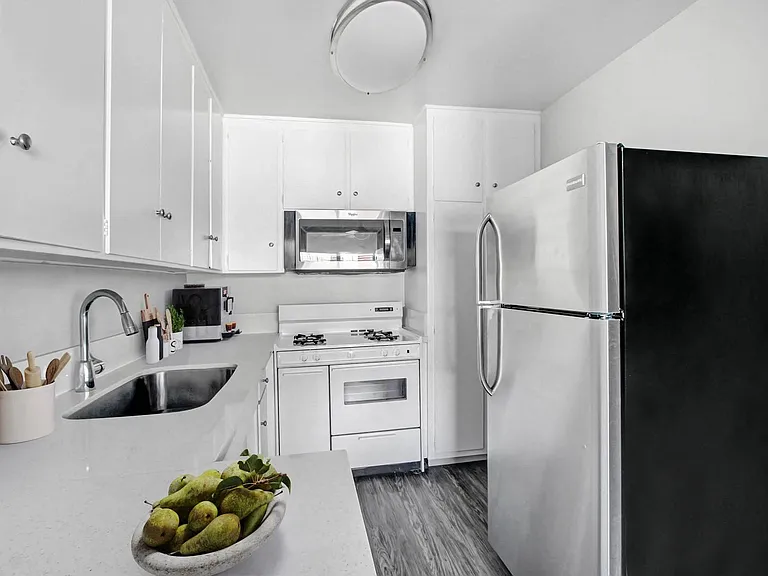 Ethel Avenue Apartments — Photo 14