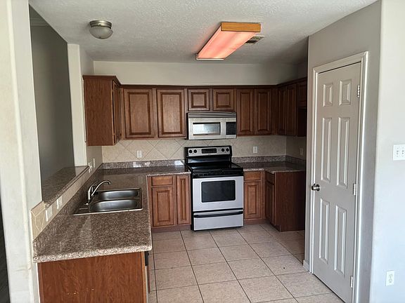 5th image of 420 Woodlake Dr