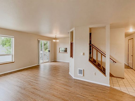 4th image of 905 51st St NE