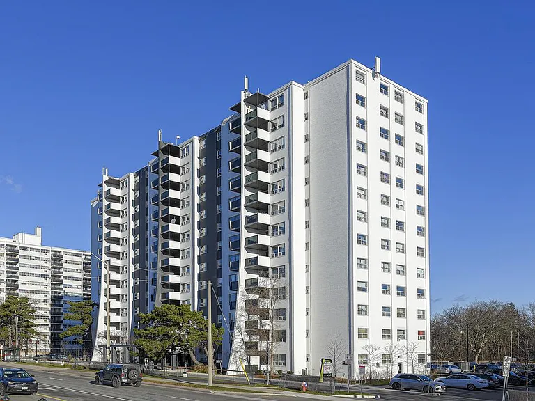 2465 Hurontario St — Photo 15