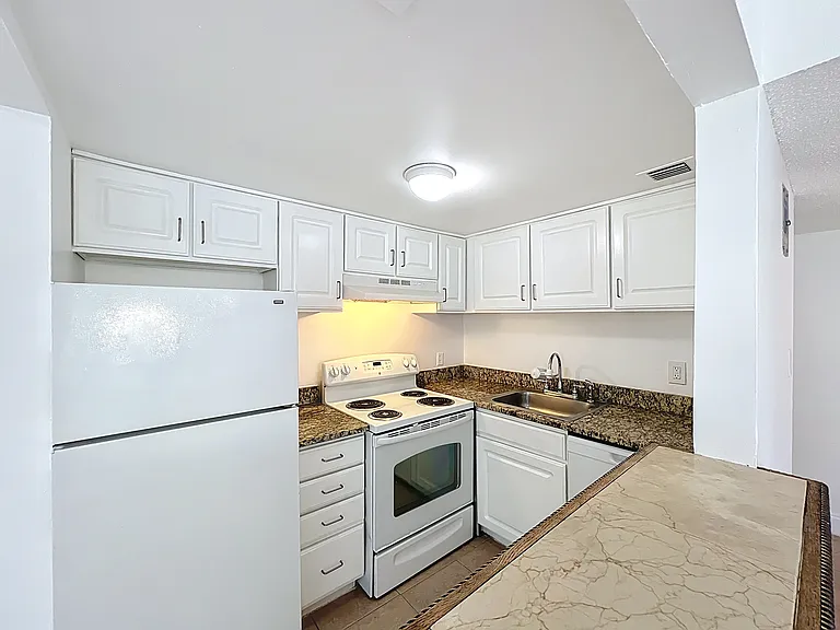 2569 N Alafaya Trl #135 — Photo 2