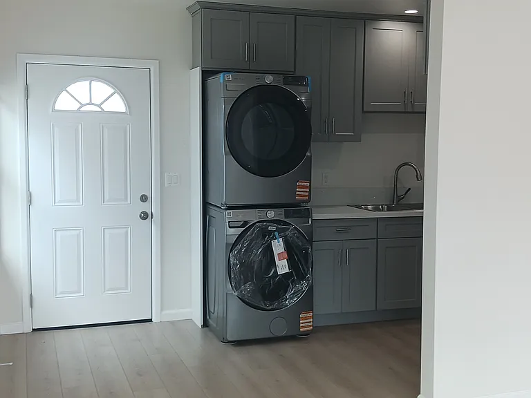 6725 Tyrone Ave — Photo 6