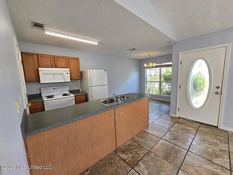 13200 Warren Dr — Photo 3