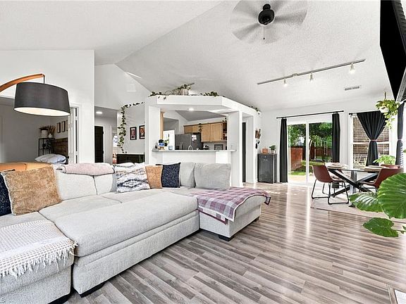 3rd image of 1 Ivy Ridge Ct