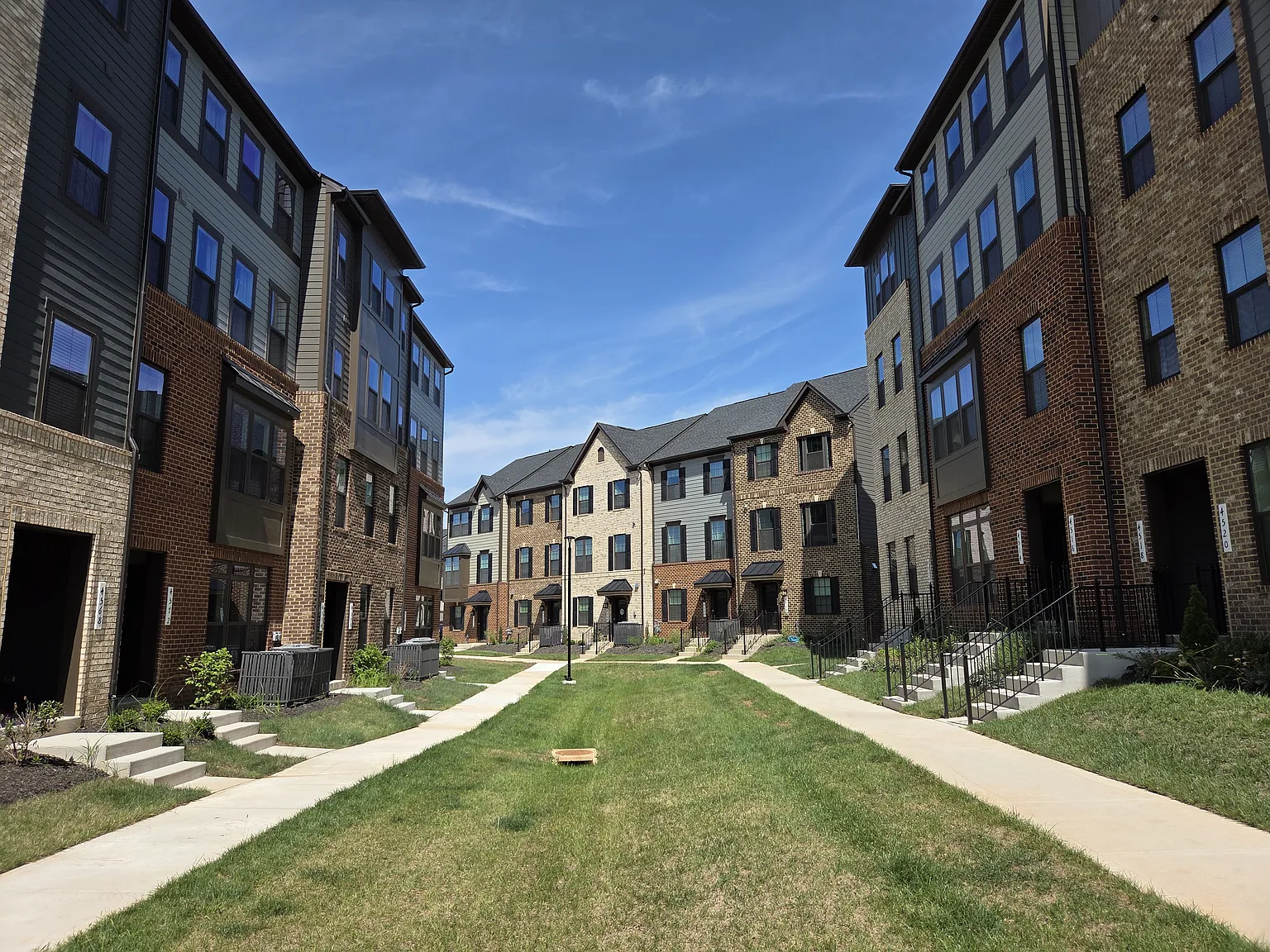 3 bed, 2.5 bath, 1608 sqft, $3,250 — Photo 3