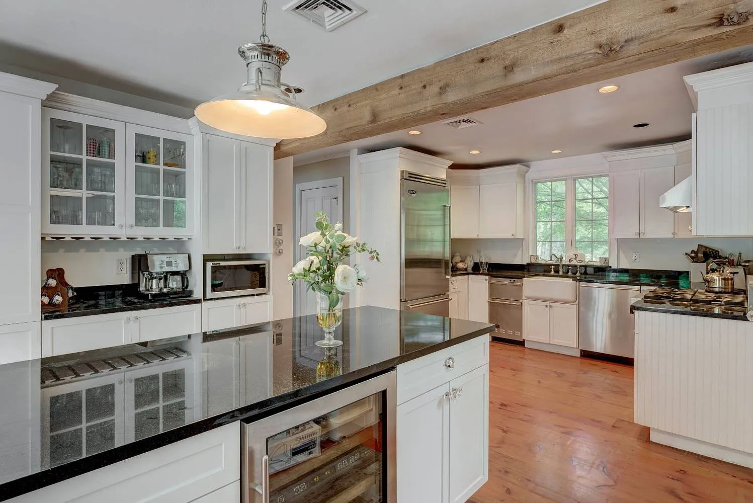 Sag Harbor Modernity: Rent Your Stylish Residence on Hillside — Photo 4