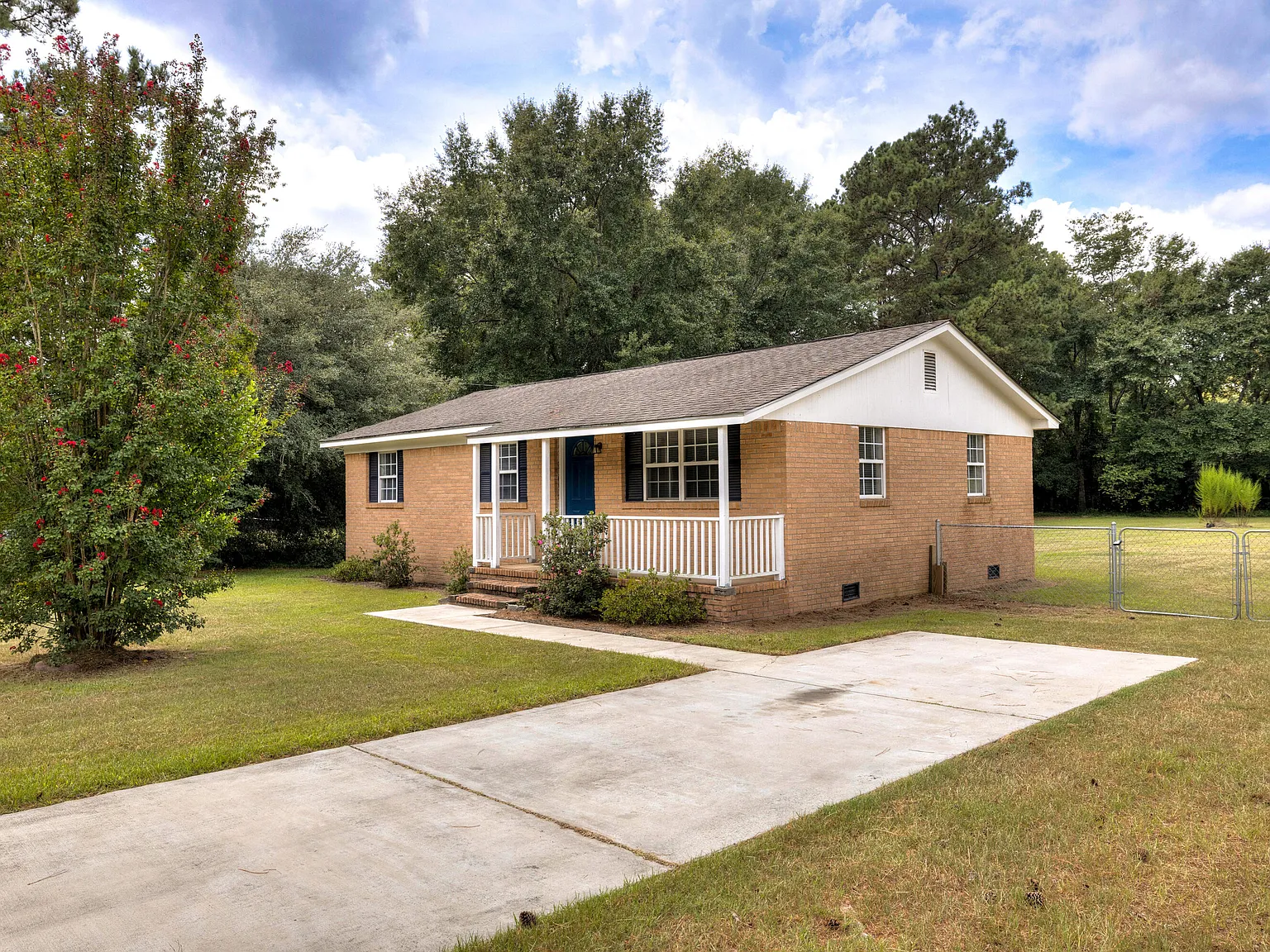 3 bed, 1.0 bath, 1018 sqft, $1,200 — Photo 2
