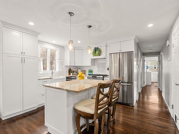 3rd image of 9 Stoneybrook Rd
