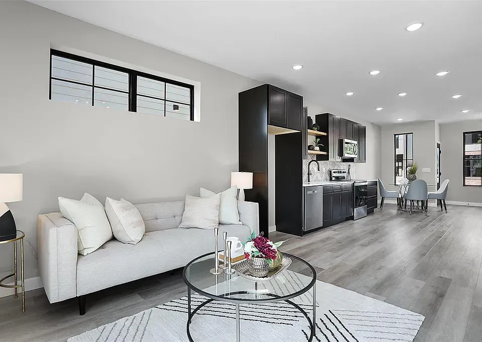 214 E Schwarz St