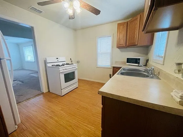 1002 W Deming St — Photo 5