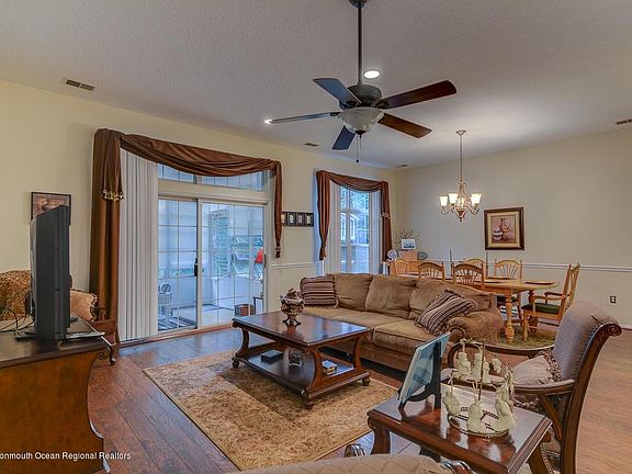 5th image of 33 Bellflower Dr