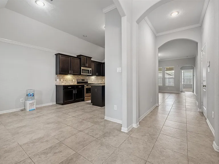 636 Maple Point Dr E — Photo 3