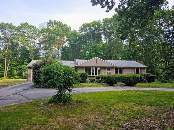 8 Malom Dr, Johnston, RI 02919