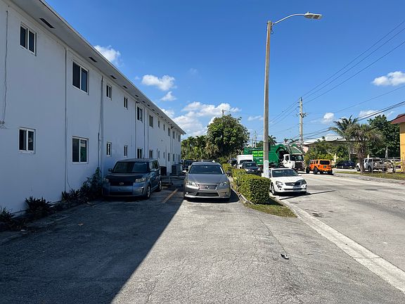 5th image of 898 NW 45th Ave APT 41