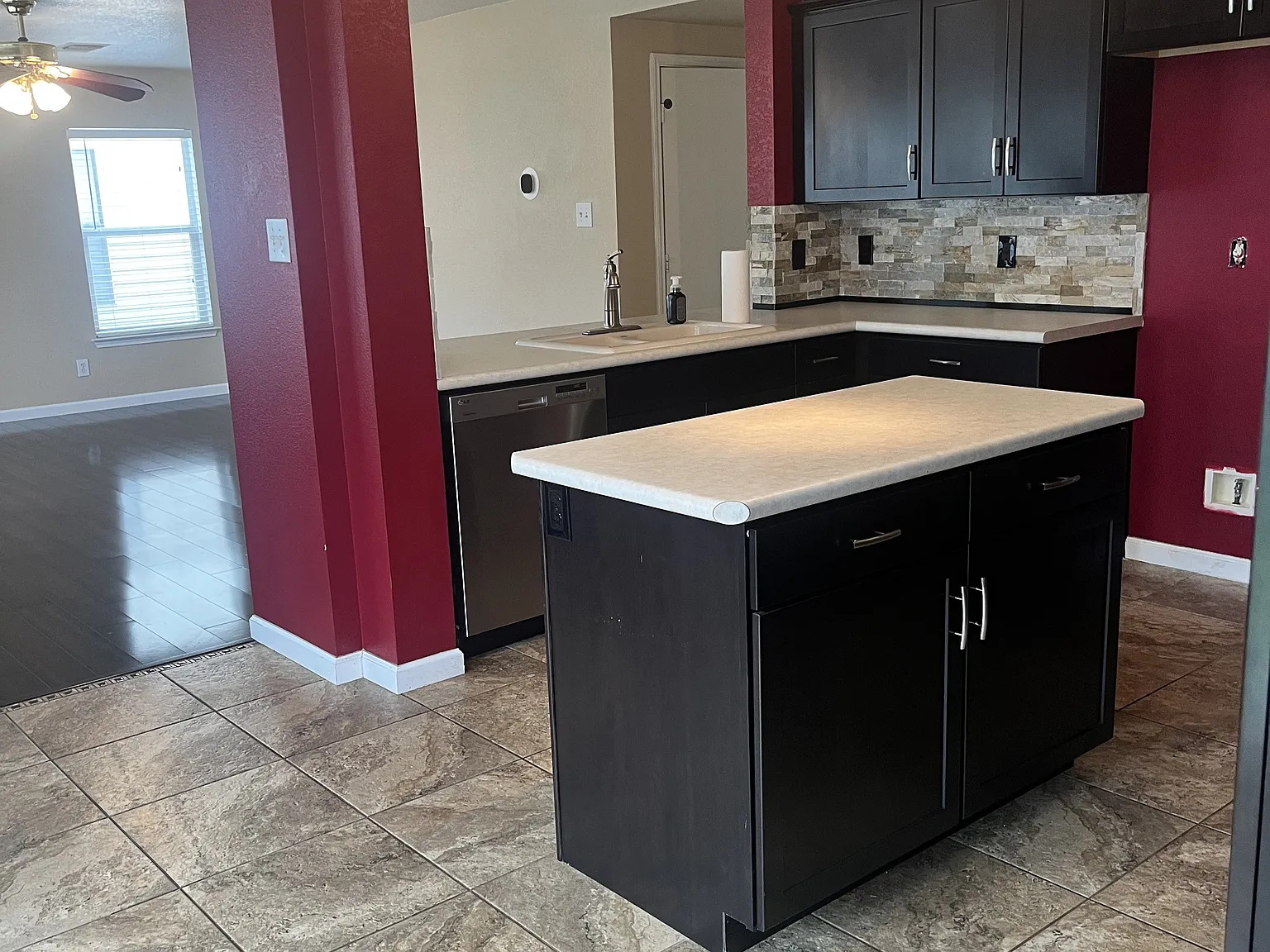 3 bed, 2.5 bath, 2177 sqft, $2,100 — Photo 4