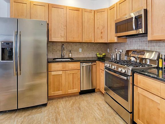 3rd image of 171 Henry St #4C