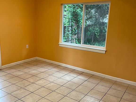 Large space in kitchen area for breakfast table