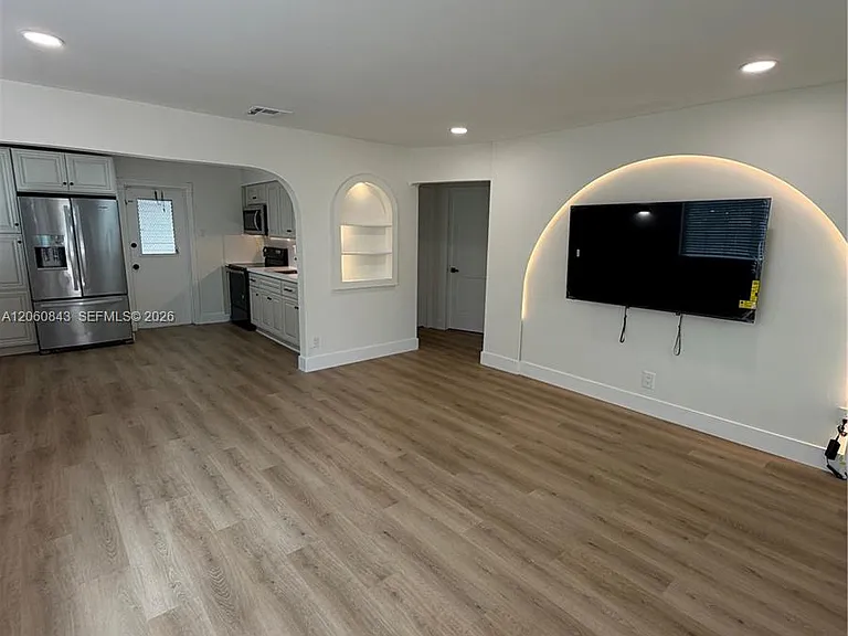 708 SW 7th Ave #1 — Photo 1