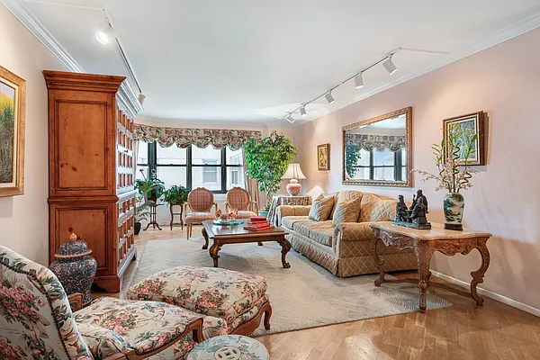 Sold by R New York | media 1
