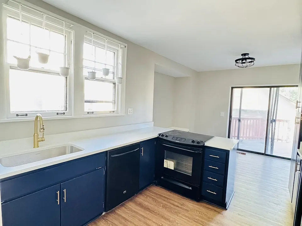 323 E Jefferson Ave
