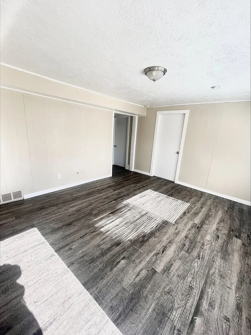 2 Bed 1 Bath Apartment $500 Move In Special — Photo 2