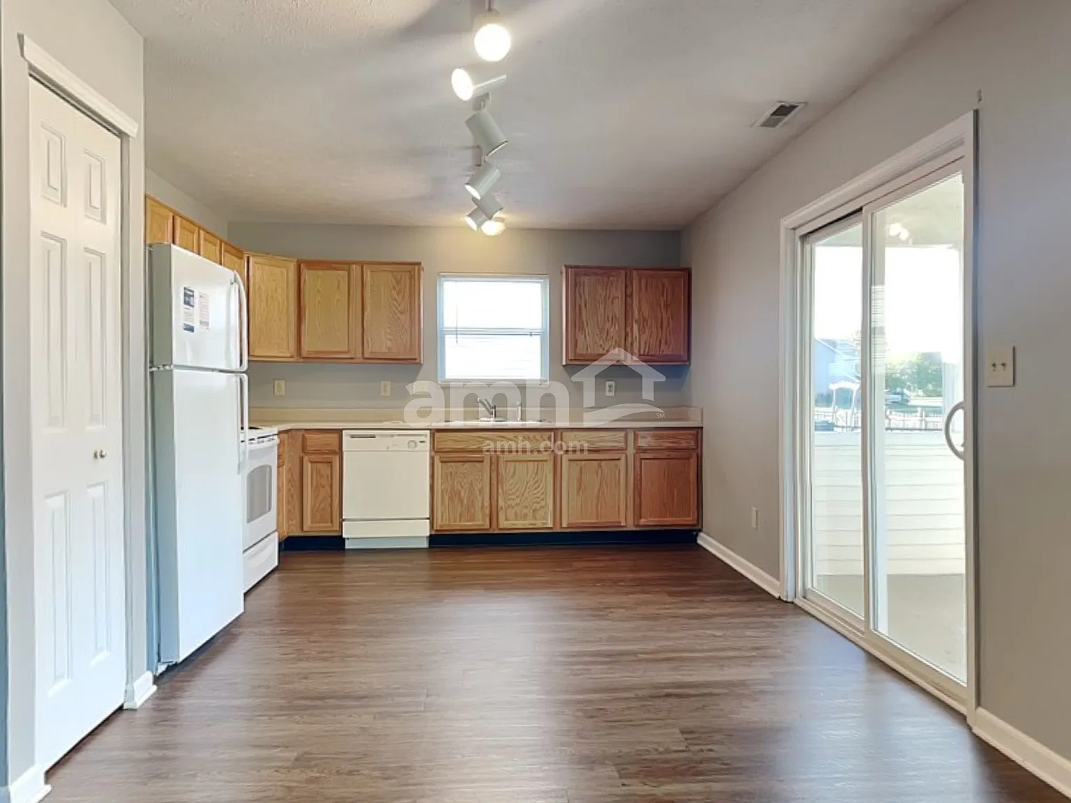 3 bed, 2.0 bath, 1450 sqft, $1,945 — Photo 3