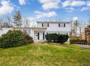 90 Sunny Hill Dr, East Norwich, NY 11732