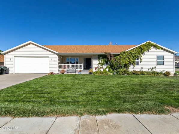 1202 Middle Fork Dr, Gillette, WY 82718