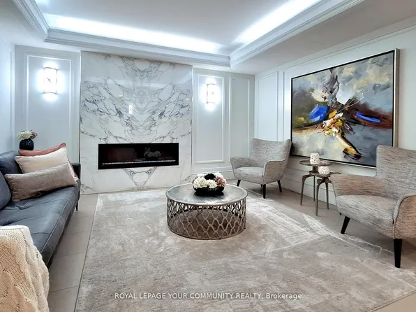 309 Major Mackenzie Dr E #205, Richmond Hill, ON L4C 9V5