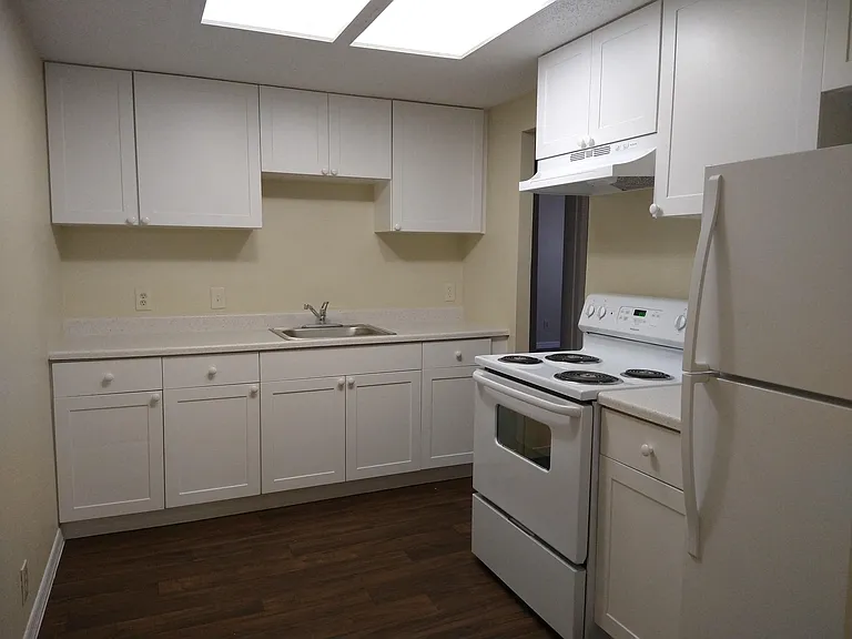 Sunrise Apartments — Photo 21