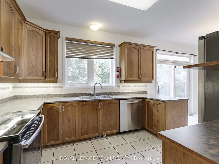 35 Norgold Cres — Photo 22