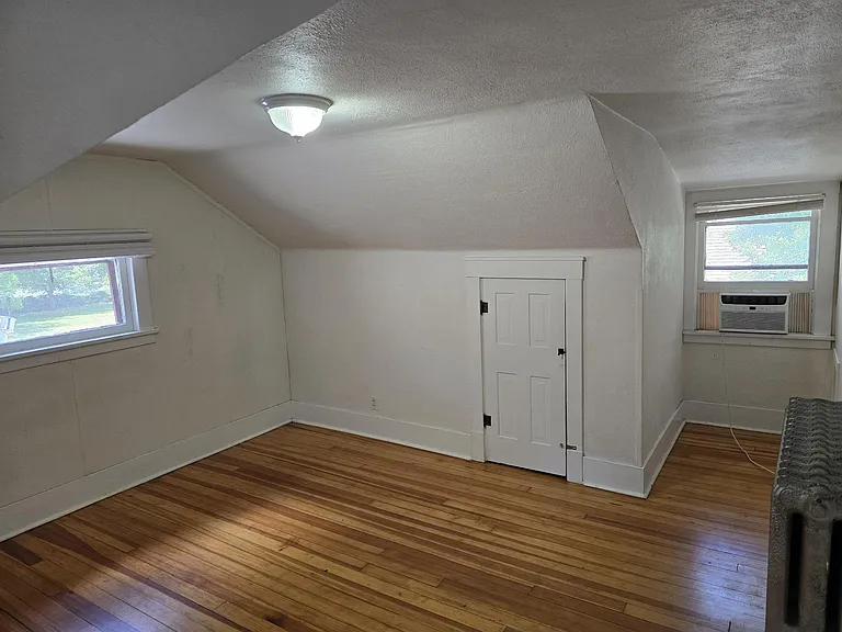 W Laurel St — Photo 1