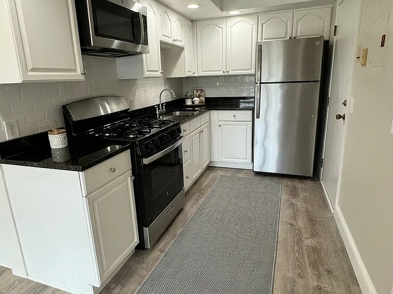 Pondsview Apartments — Photo 162