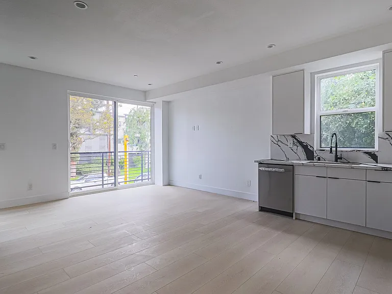 New Construction Luxury 4 Bed Townhomes With Roof Decks — Photo 12