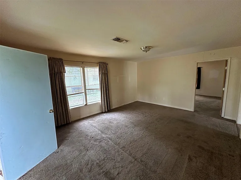2570 Stadium Dr — Photo 6