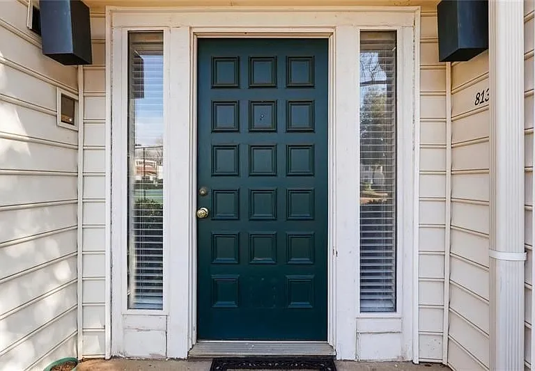 813 Serramonte Dr — Photo 2
