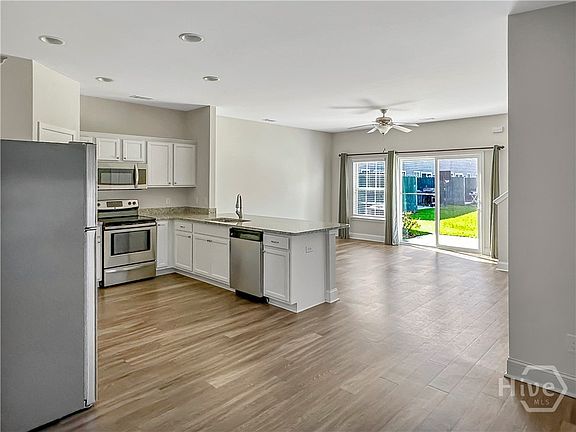 5th image of 100 Regis Way