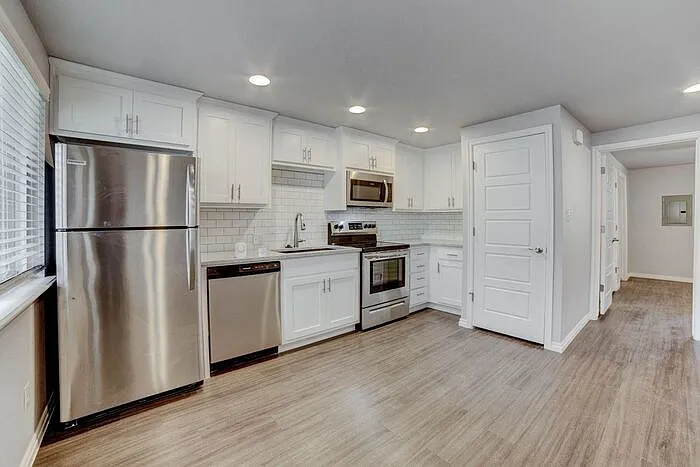 2639 E 10th St #4 — Photo 5