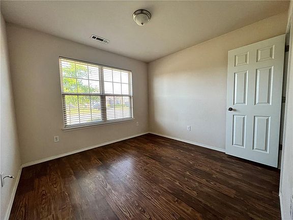 5th image of 105 E Southpointe Ave