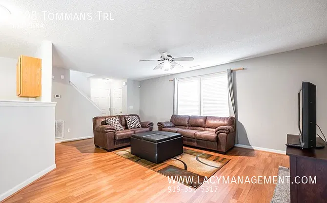 A Single Family House with 2 Car-Garage — Photo 3
