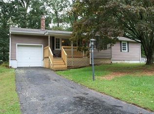 17 Ledgewood Dr, Gales Ferry, CT 06335