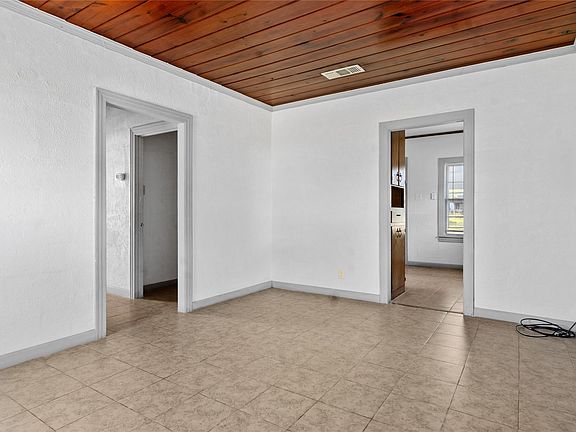 5th image of 612 Poplar St