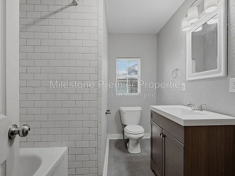 215 W Walker St — Photo 16