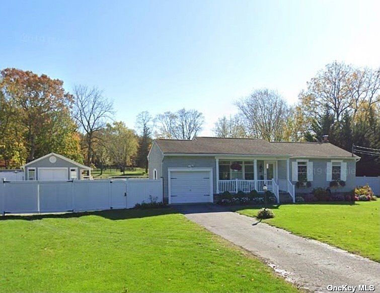 1039 Middle Road, Riverhead, NY 11901 Zillow